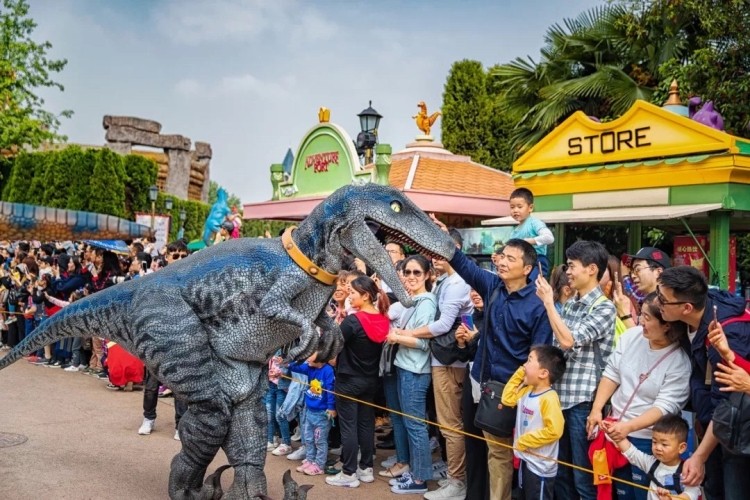 Muñeca de dinosaurio en espectáculo comercial inicia la experiencia cultural prehistórica