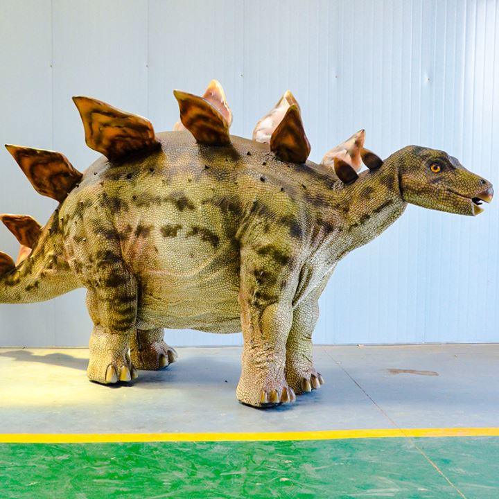 Disfraz de dinosaurio Triceratops para adultos al aire libre simulado