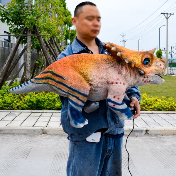 Muñeca de mano de bebé Triceratops para diversión