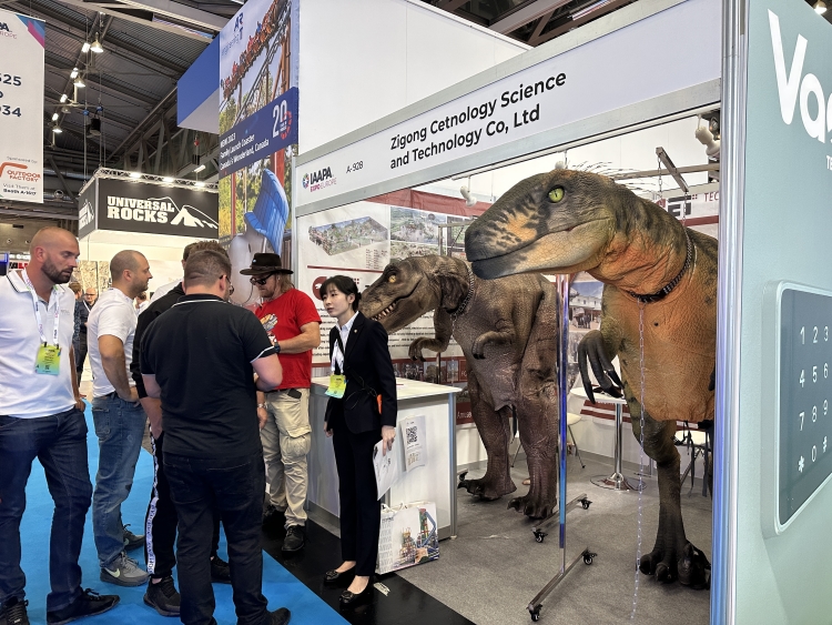 Zigong Huayu Technology exhibió disfraces de dinosaurios en la feria IAAPA en Estados Unidos.