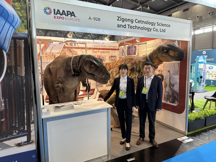 Los trajes de dinosaurios realistas de Cetdino roban el espectáculo en la Expo IAAPA: El futuro del entretenimiento interactivo está aquí