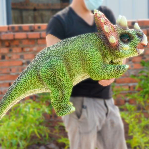 Dinosaurios marionetas de mano 3D: actuación en escena Triceratops